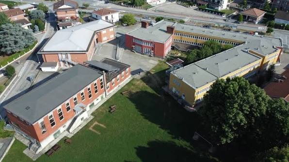 CAMBIANO – Tela collettiva nel piazzale delle medie