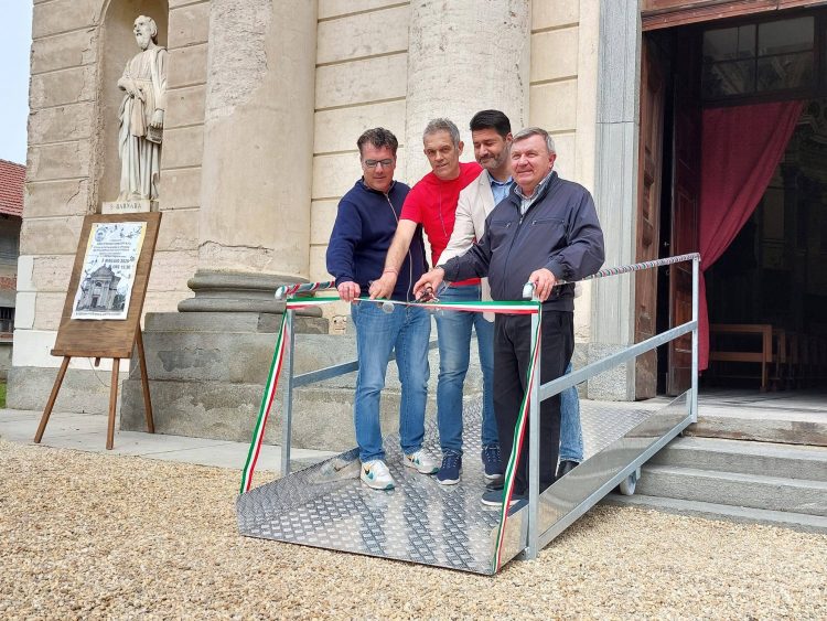 VILLASTELLONE – Inaugurata la pedana per la chiesa