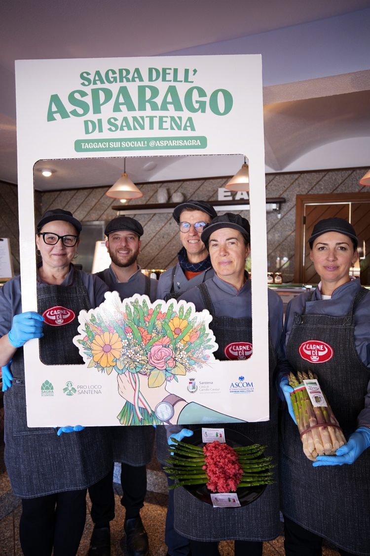 SANTENA – Le vetrine dei negozi a festa per la sagra dell’asparago