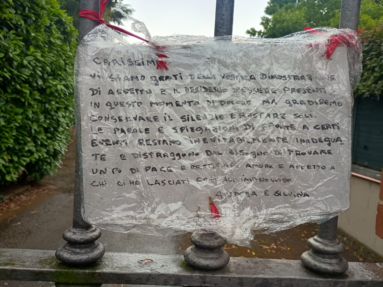 POIRINO – I genitori di Muriel appendono un messaggio ‘Grazie dell’affetto, ma chiediamo silenzio’