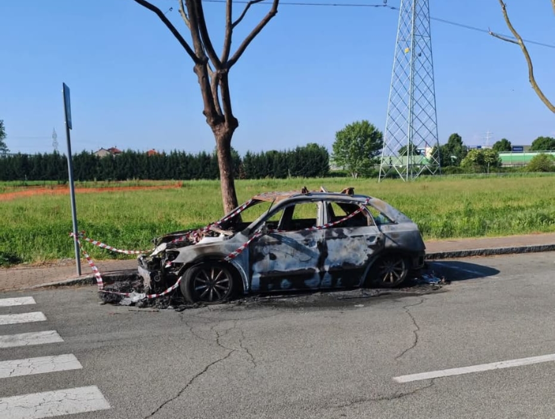 NICHELINO – Auto bruciata da un mese in via Deledda