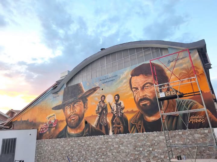 NICHELINO – Bud Spencer e Terence Hill sul muro di un capannone: il nuovo murale