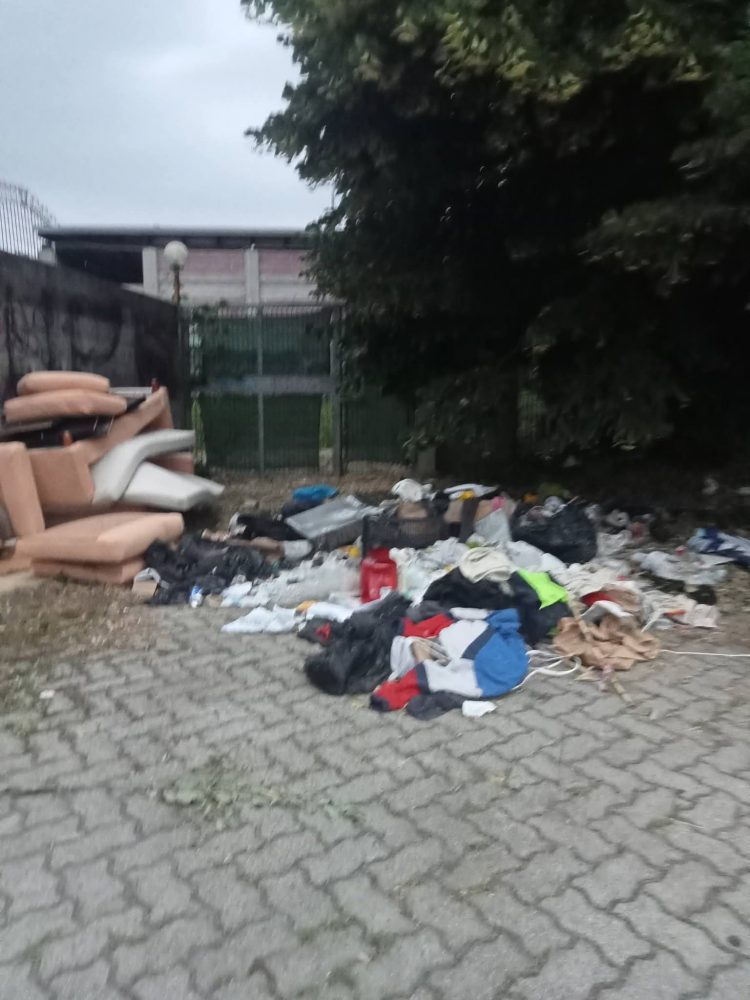 MONCALIERI – Via Moncenisio invasa dai rifiuti