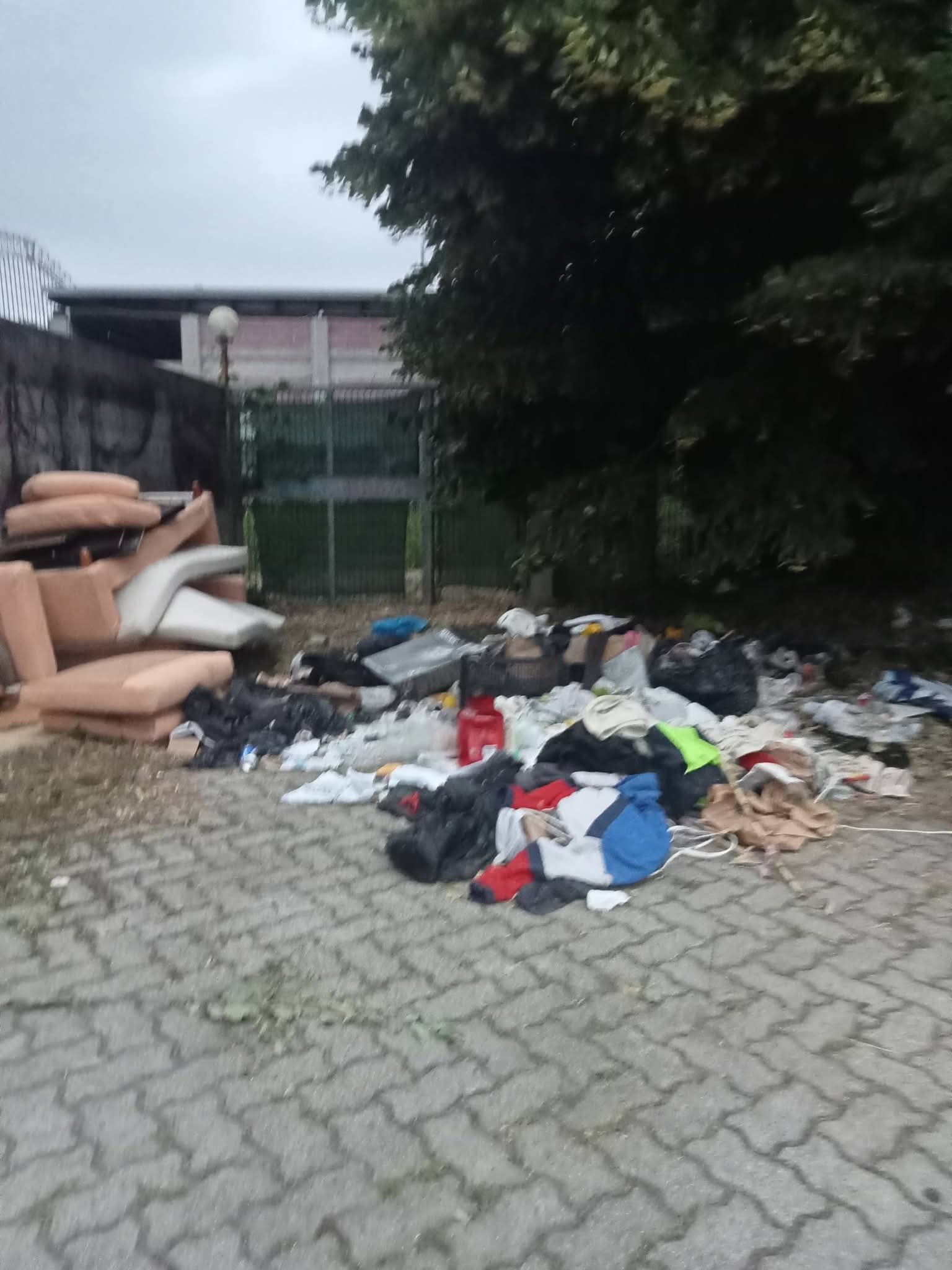 MONCALIERI – Via Moncenisio invasa dai rifiuti