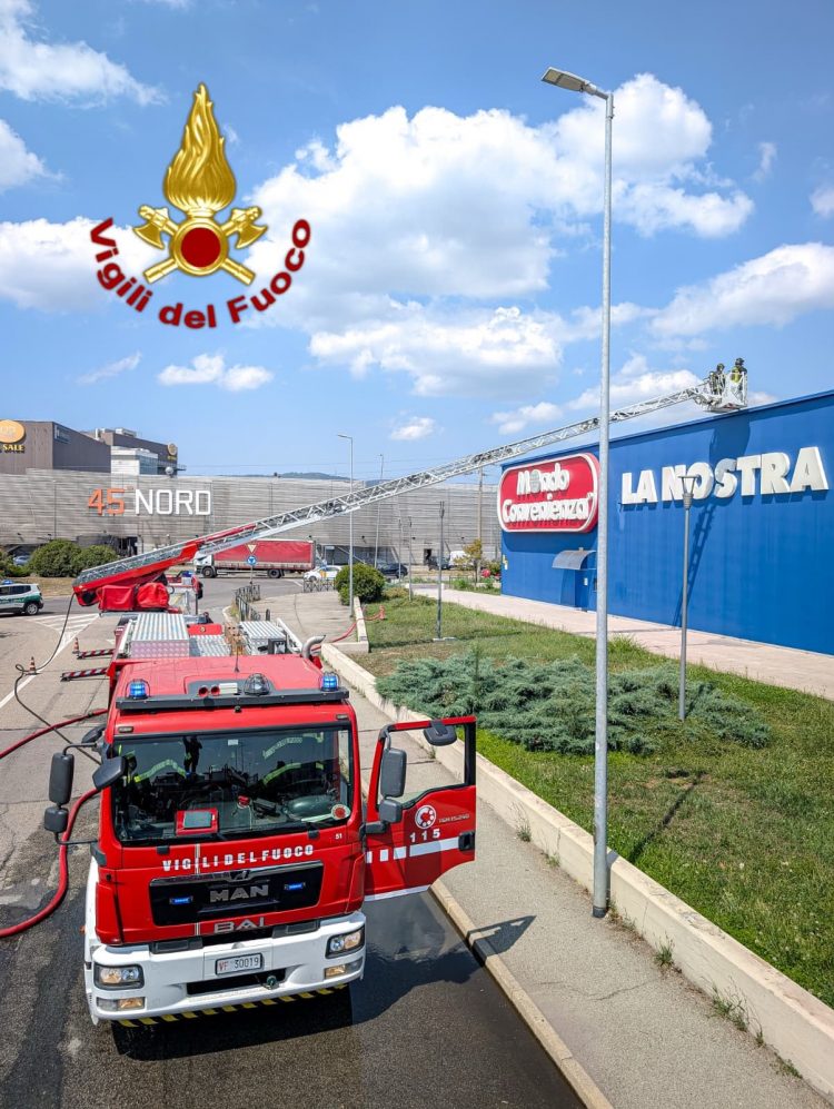 MONCALIERI – In fiamme il tetto di Mondo Convenienza: evacuato l’edificio ma nessuno è rimasto ferito