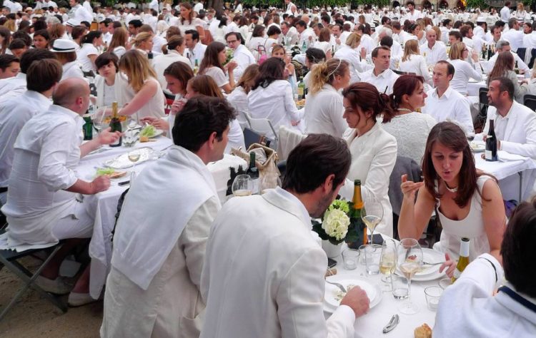 CARMAGNOLA – Il 13 luglio la cena in bianco per sostenere il centro giovani