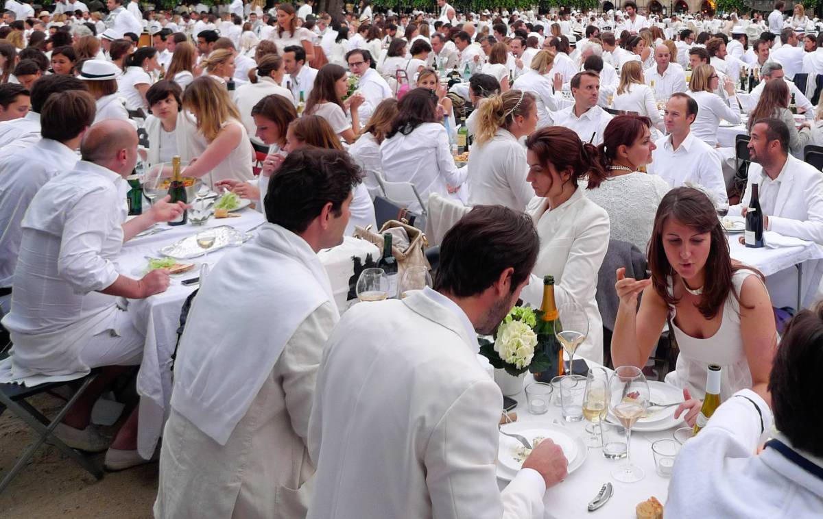 CARMAGNOLA – Il 13 luglio la cena in bianco per sostenere il centro giovani CARMAGNOLA – Il 13 luglio la cena in bianco per sostenere il centro giovani