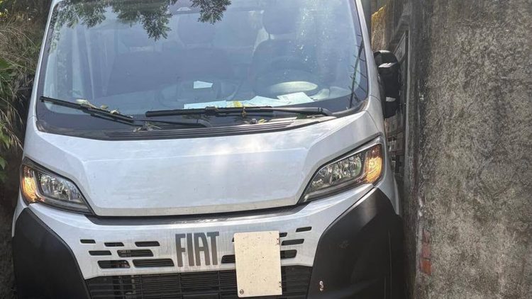CAVORETTO – Furgone incastrato nella strettoia di strada Zanetti