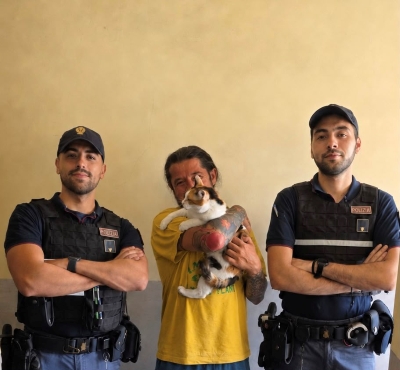 Gli agenti salvano il gattino «Noah» Gli agenti salvano il gattino «Noah»