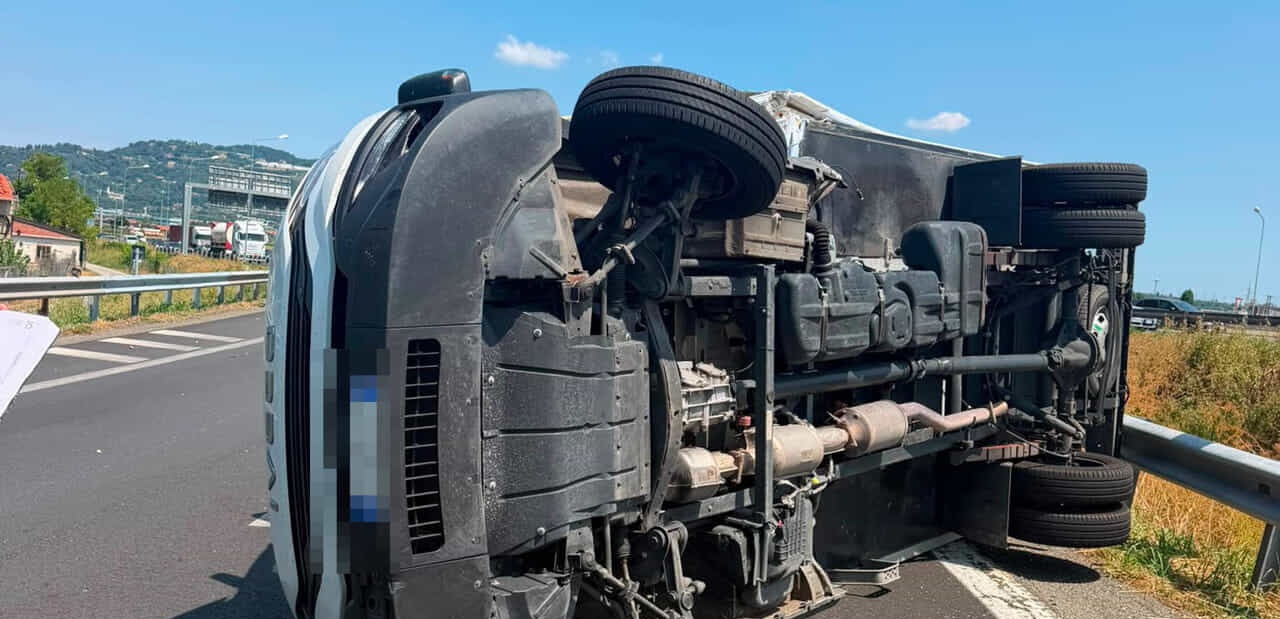 MONCALIERI – Incidente in tangenziale ai Bauducchi: furgone ribaltato e tre persone ferite