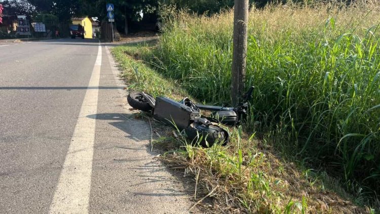 CAMBIANO – Rovinosa caduta in monopattino: 61enne in prognosi riservata al Cto