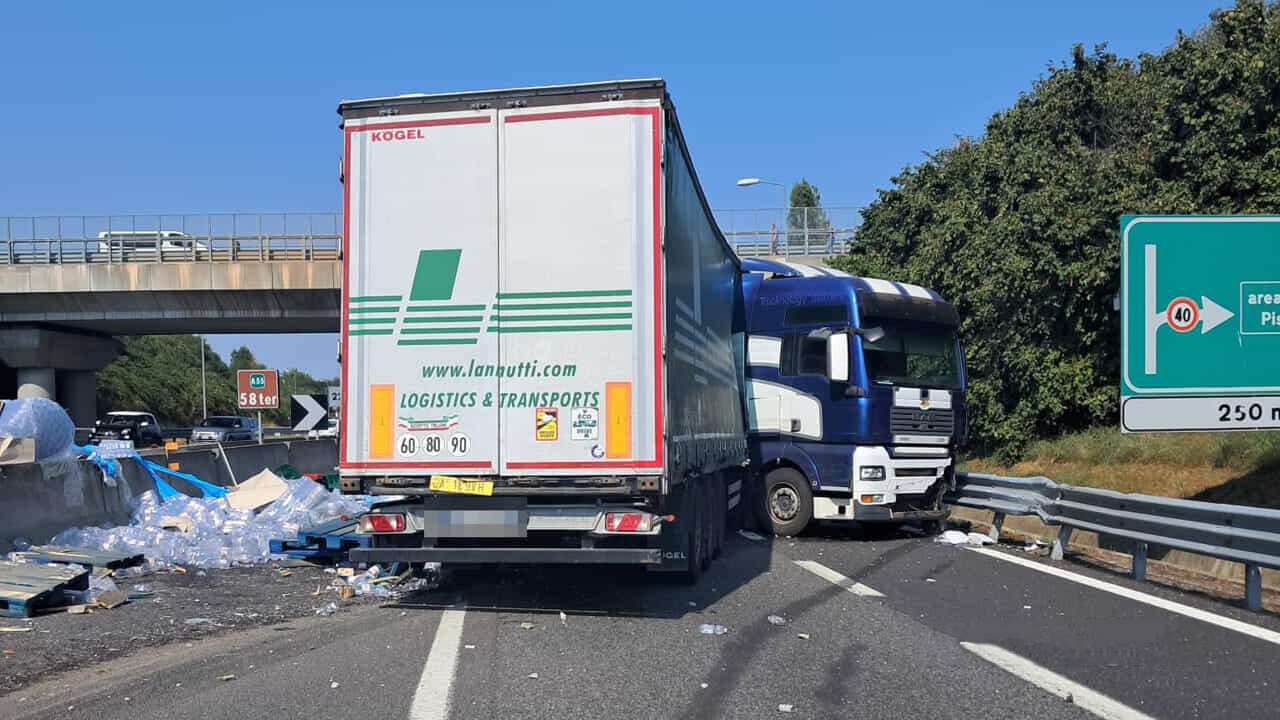 Tir si schianta sulla Torino-Pinerolo e perde il carico Tir si schianta sulla Torino-Pinerolo e perde il carico