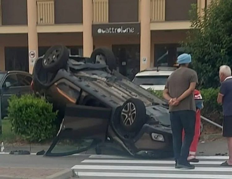 CARMAGNOLA – Auto si ribalta in via Rubatto