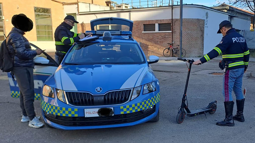 MONCALIERI – Monopattini nel mirino della polizia: multe e sequestri MONCALIERI – Monopattini nel mirino della polizia: multe e sequestri
