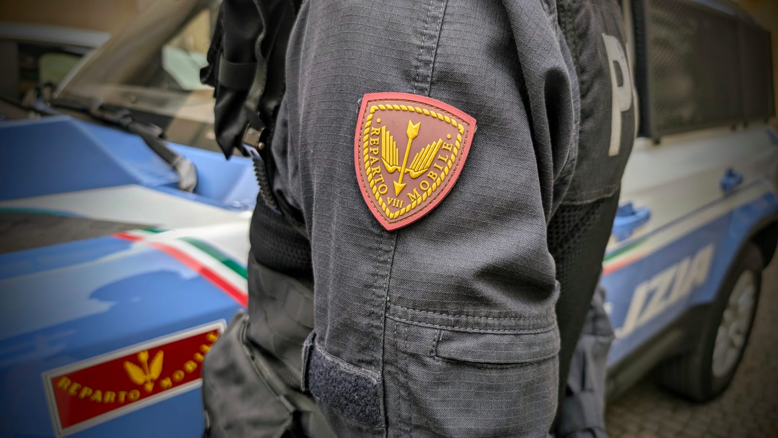 Agente fuori servizio interviene dopo un grave incidente stradale e presta soccorso a un giovane ferito Agente fuori servizio interviene dopo un grave incidente stradale e presta soccorso a un giovane ferito