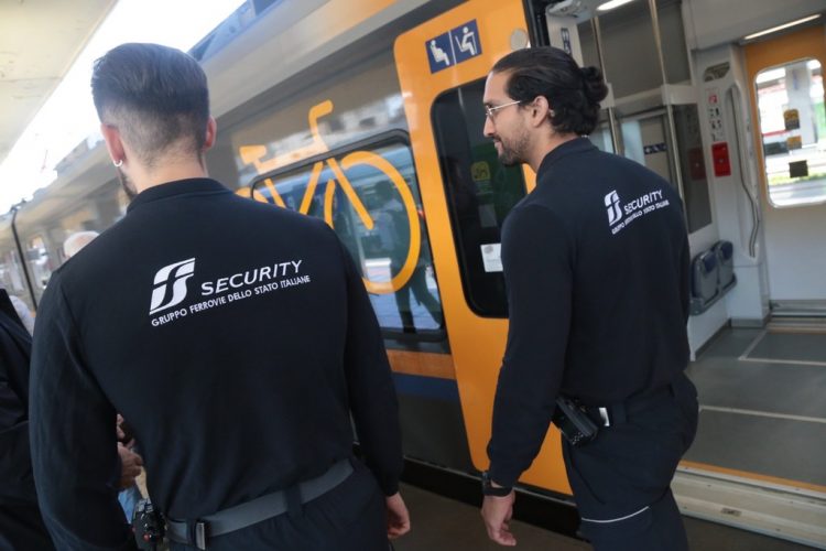 Più sicurezza sui treni: oltre mille operatori security dodati di bodycam