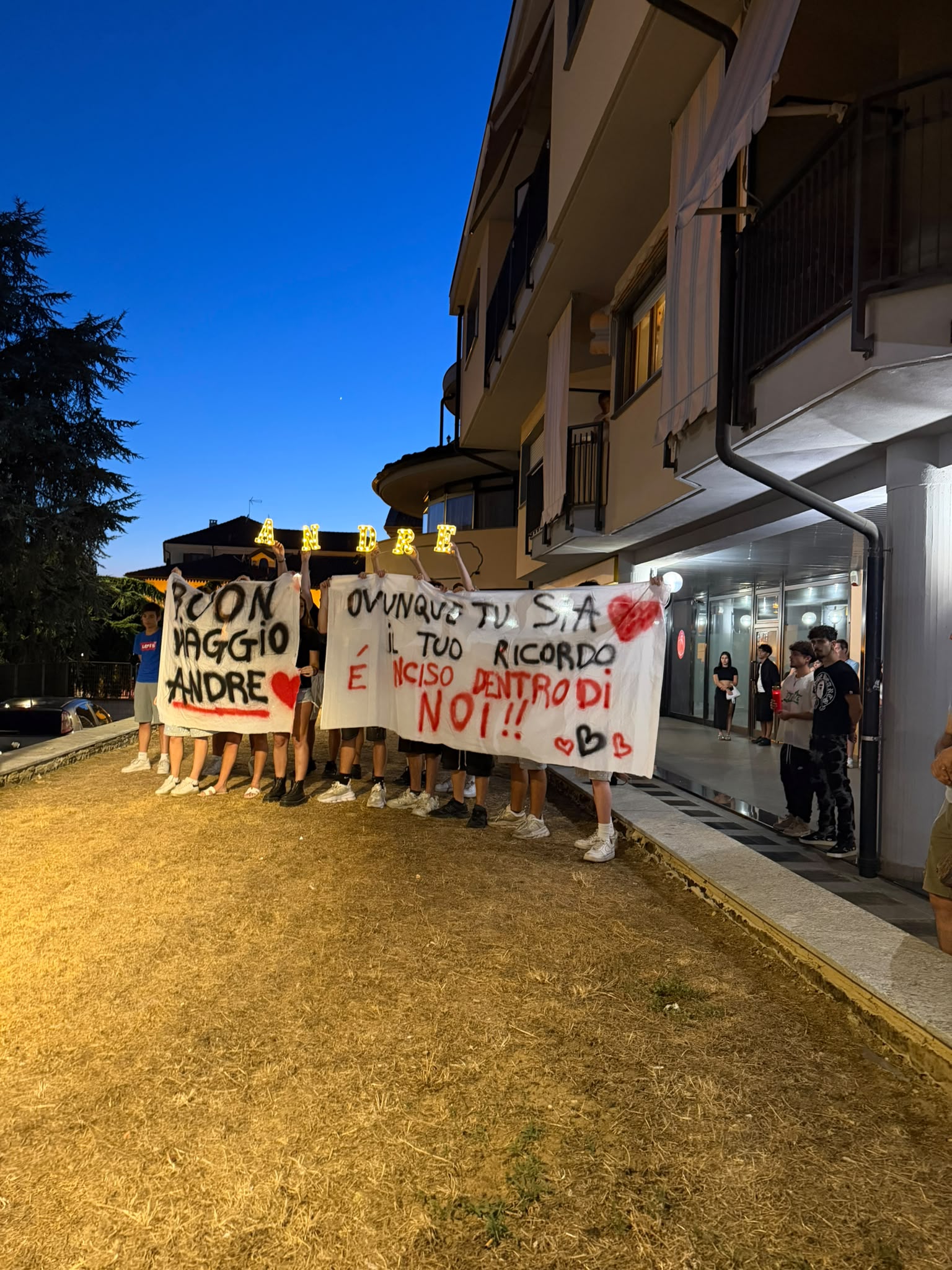 In centinaia a Trofarello ieri sera per ricordare Andrea Salvati In centinaia a Trofarello ieri sera per ricordare Andrea Salvati