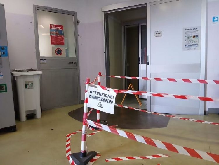 MONCALIERI – Al Santa Croce una parte della saletta di attesa è interdetta per pavimento sconnesso
