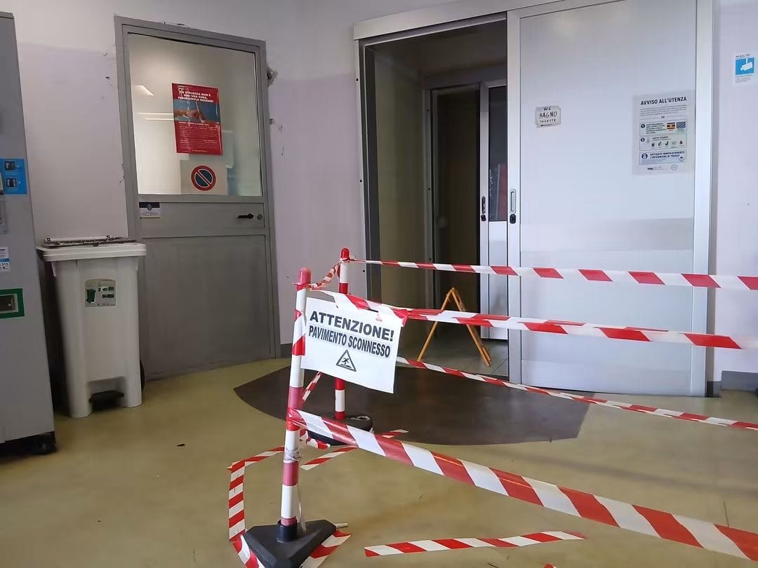 MONCALIERI – Al Santa Croce una parte della saletta di attesa è interdetta per pavimento sconnesso MONCALIERI – Al Santa Croce una parte della saletta di attesa è interdetta per pavimento sconnesso
