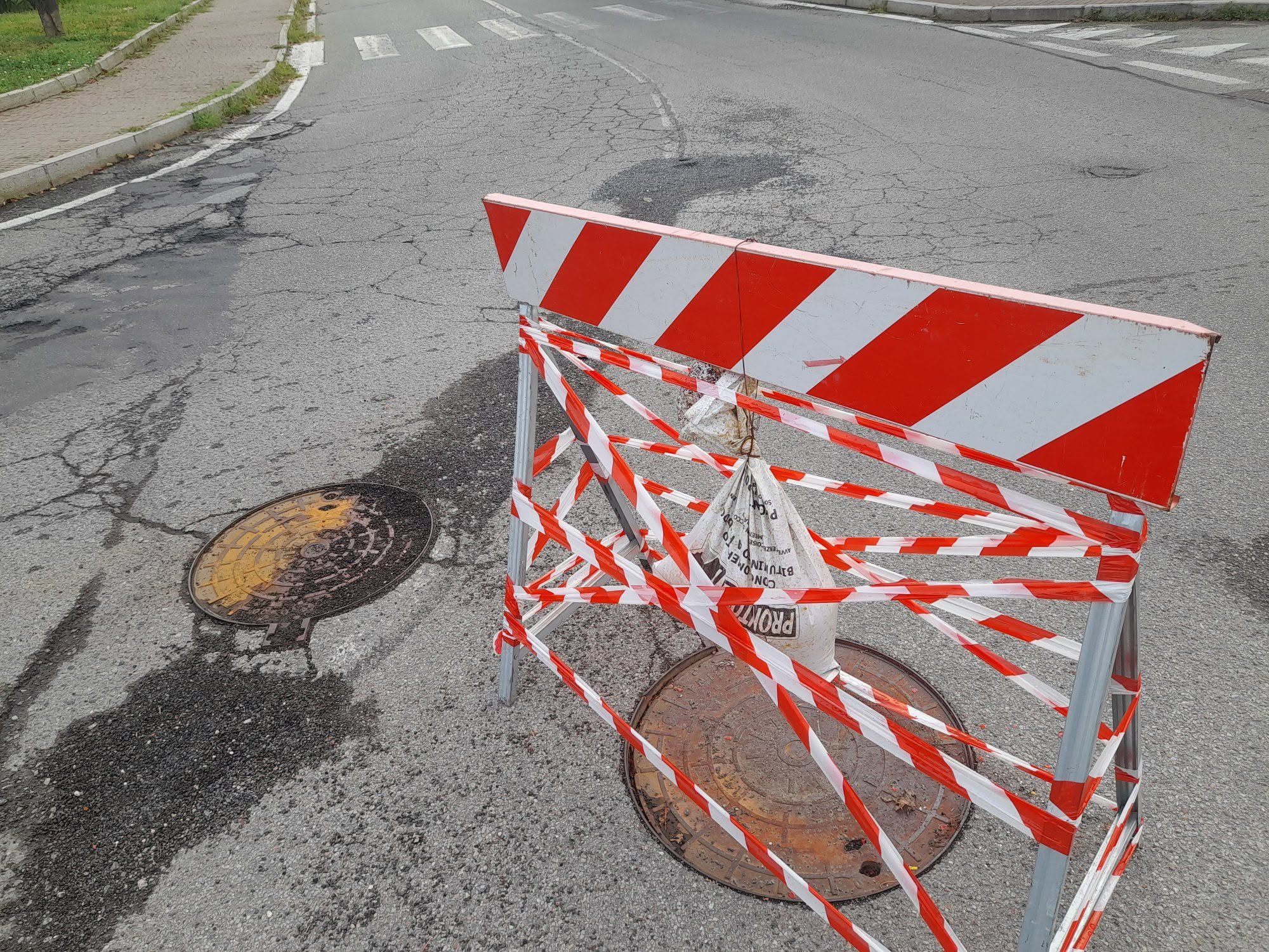 MONCALIERI – Tombini in strada Villastellone rotti da mesi