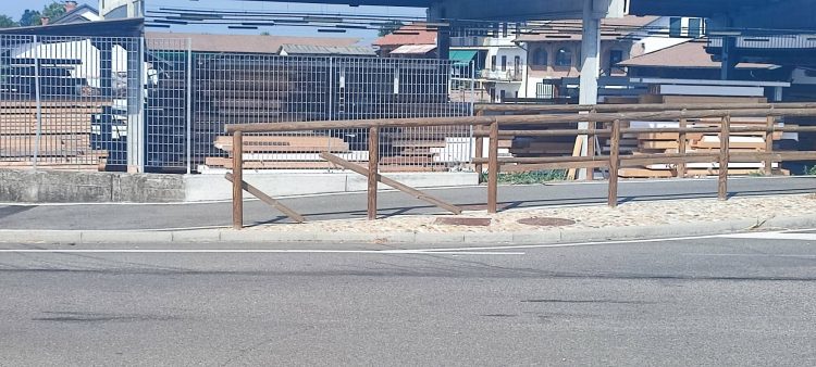 CARMAGNOLA – Staccionata pericolosa, arrivano le segnalazioni