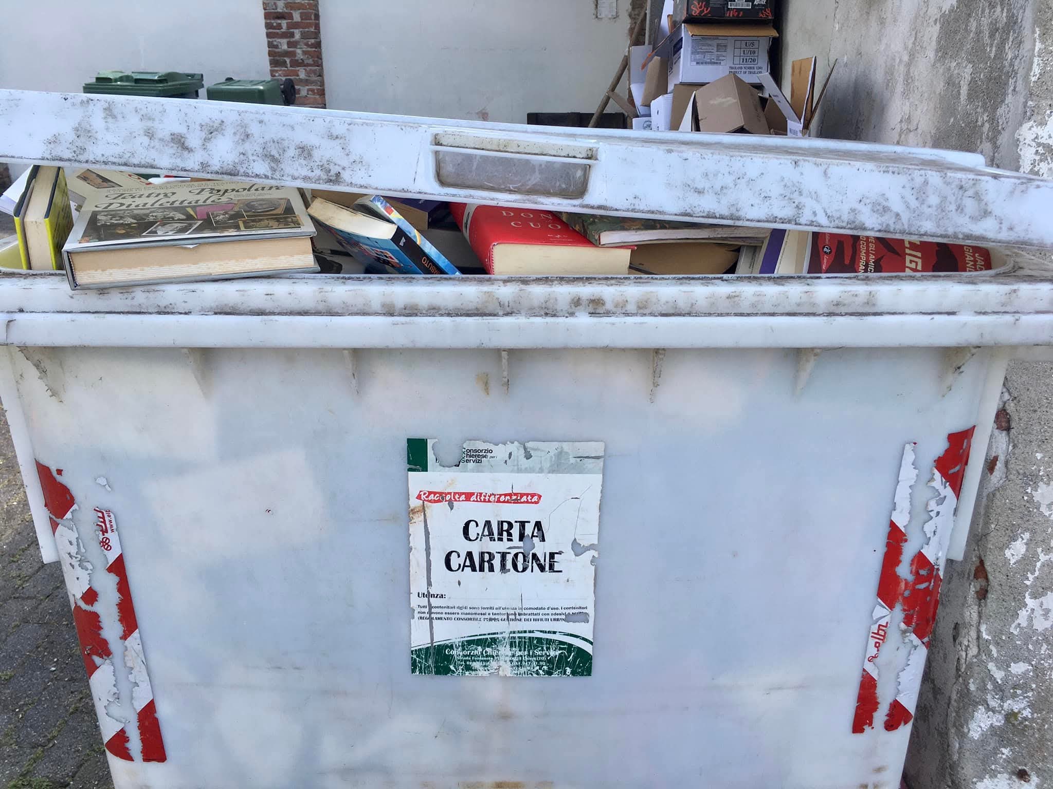 CARMAGNOLA – Libri buttati via: “Salvateli”