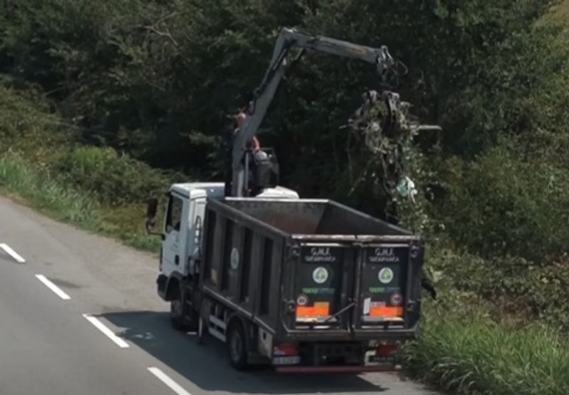 STUPINIGI – Ripulita la scarpata accanto al parco in direzione Candiolo STUPINIGI – Ripulita la scarpata accanto al parco in direzione Candiolo