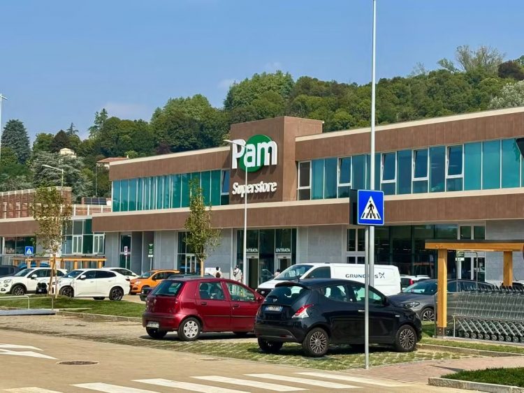 MONCALIERI – Taglio del nastro per il supermercato nella ex Dea