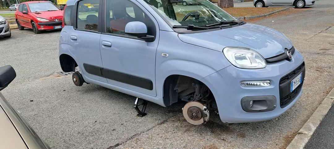 NICHELINO – Tornano a colpire i ladri di ruote NICHELINO – Tornano a colpire i ladri di ruote