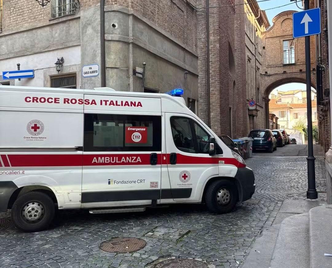 MONCALIERI – Le auto in sosta vietata bloccano l’ambulanza
