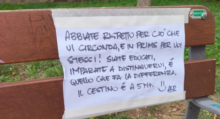 NICHELINO – Il biglietto sulla panchina ‘Rispettate le cose altrui’