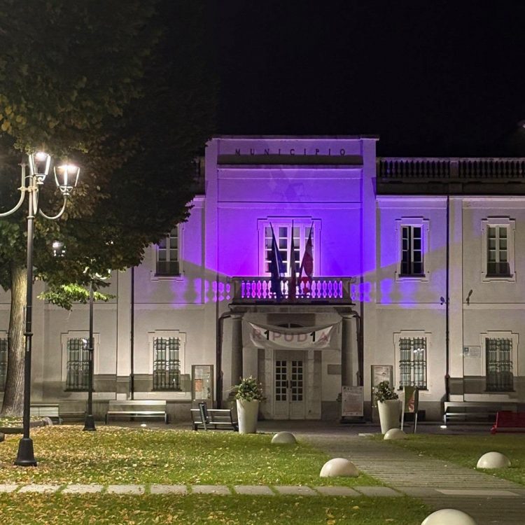 VINOVO – Si colora il municipio per il mese dedicato alla ricerca e cura dei tumori femminili