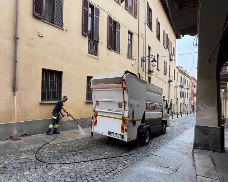 MONCALIERI – Problema guano dei piccioni in centro, il Comune avvia pulizia straordinaria