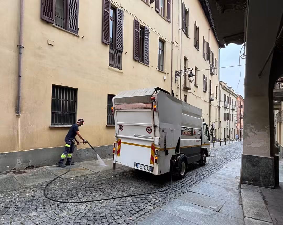 MONCALIERI – Problema guano dei piccioni in centro, il Comune avvia pulizia straordinaria MONCALIERI – Problema guano dei piccioni in centro, il Comune avvia pulizia straordinaria
