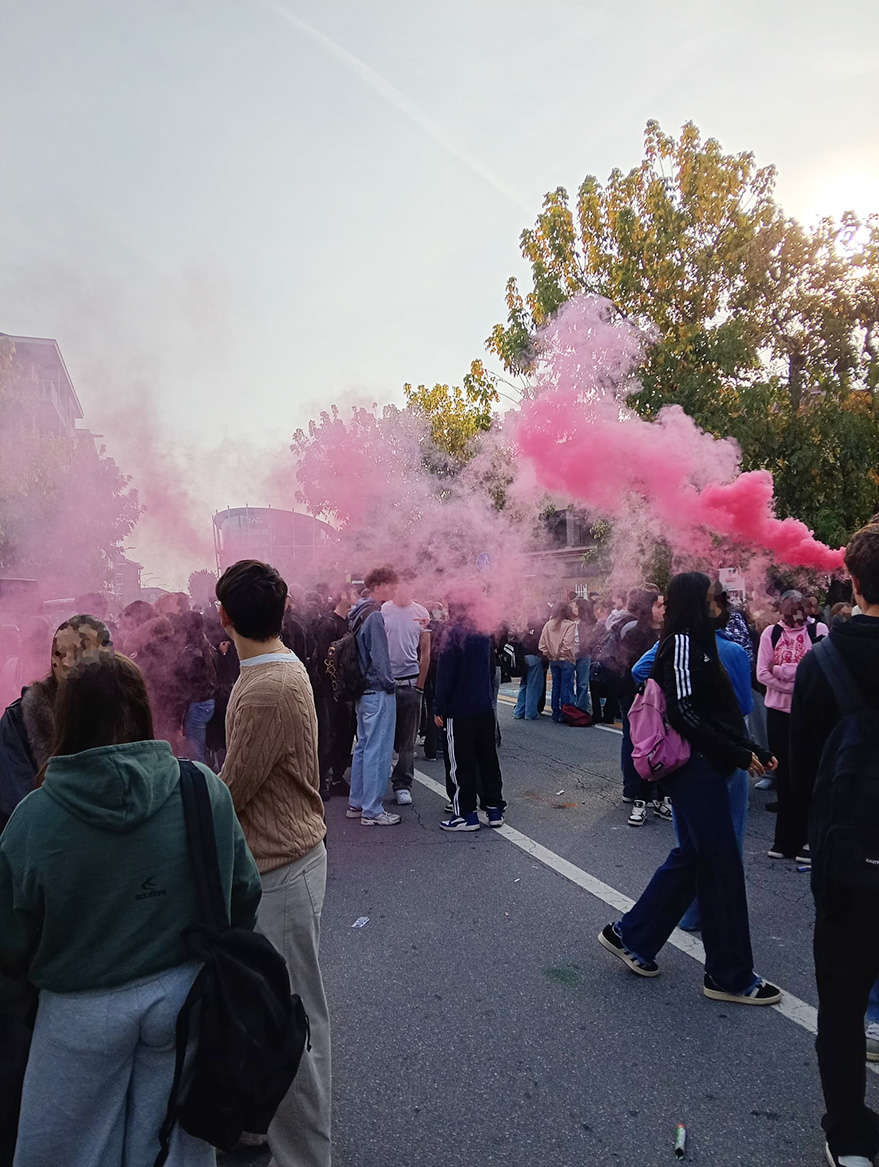 CARMAGNOLA – “La scuola non si taglia”. Gli studenti scioperano per dare più risorse all’istruzione CARMAGNOLA – “La scuola non si taglia”. Gli studenti scioperano per dare più risorse all’istruzione