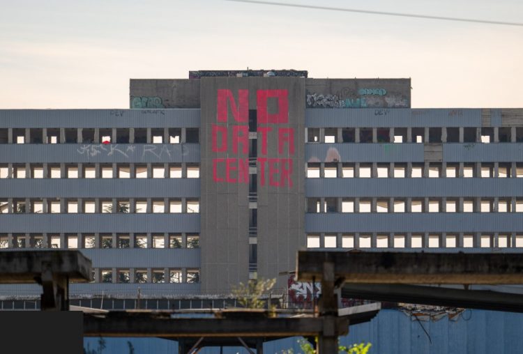 MONCALIERI – Blitz Extinction Rebellion nell’ex Ilte: appaiono scritte contro il Data Center