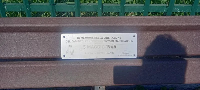POIRINO – Vandalizzata la panchina dedicata alla liberazione di Mauthausen