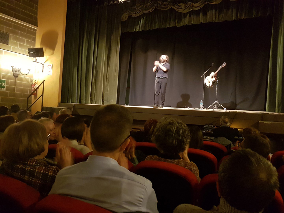 A teatro con il Gruppo di Lettura Carmagnola. Con Saulo Lucci anche Dante diventa simpatico (e comprensibile) A teatro con il Gruppo di Lettura Carmagnola. Con Saulo Lucci anche Dante diventa simpatico (e comprensibile)